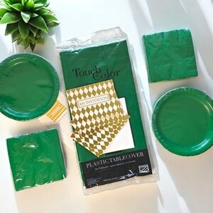 Party Of 5 Green Disposable Party Set With Gold & White Invitations